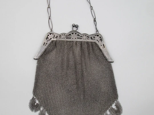 Bolso malla plata. Boquilla calada lobulada. Flores cinceladas. 1920. Europa