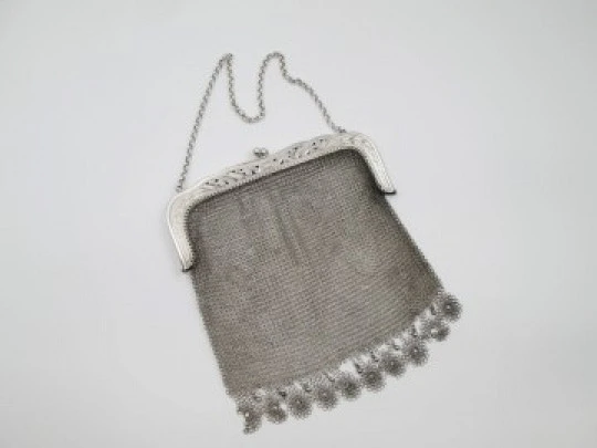 Bolso malla plata. Boquilla calada. Motivos vegetales. Remate círculos y bolas. 1920