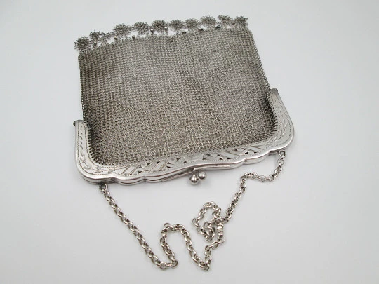 Bolso malla plata. Boquilla calada. Motivos vegetales. Remate círculos y bolas. 1920