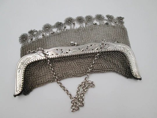 Bolso malla plata. Boquilla calada. Motivos vegetales. Remate círculos y bolas. 1920