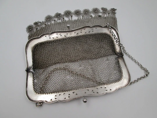 Bolso malla plata. Boquilla calada. Motivos vegetales. Remate círculos y bolas. 1920