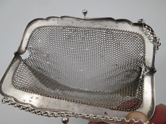 Bolso malla plata. Boquilla calada. Motivos vegetales. Remate círculos y bolas. 1920