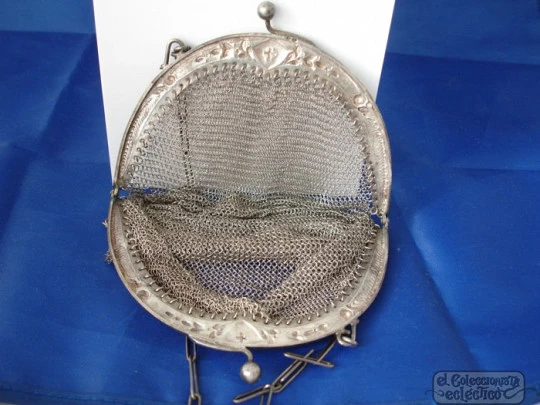 Bolso malla. Plata de ley. Boquilla ornamentada. Cadena. 1910