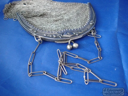 Bolso malla. Plata de ley. Boquilla ornamentada. Cadena. 1910