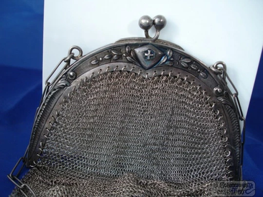 Bolso malla. Plata de ley. Boquilla ornamentada. Cadena. 1910