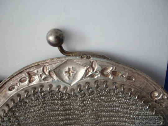 Bolso malla. Plata de ley. Boquilla ornamentada. Cadena. 1910