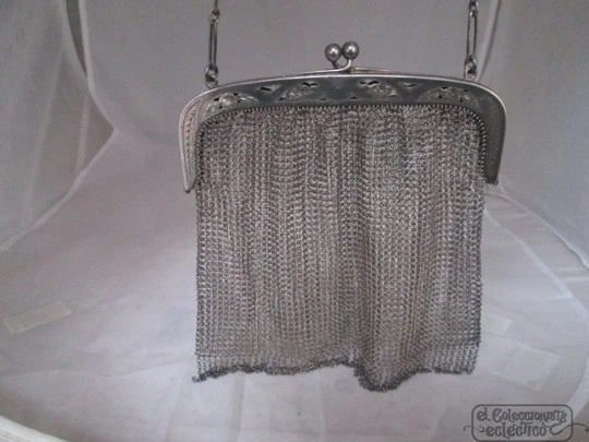 Bolso malla. Plata ley. Boquilla calada. Motivos florales. Cadena