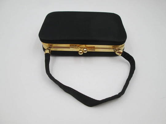 Bolso vanity de mujer con asa superior. Seda negra y metal dorado. Cierre bolas. 1960