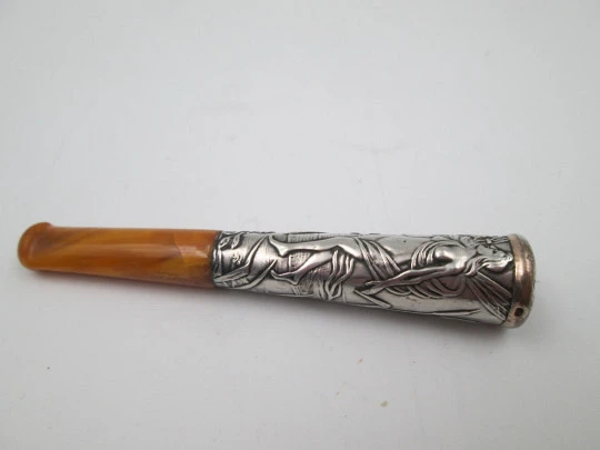 Boquilla para cigarrillos. Plata de ley, ámbar y cerco oro. Ninfa fluvial. Europa. 1900