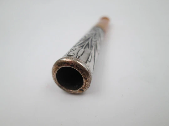 Boquilla para cigarrillos. Plata de ley, ámbar y cerco oro. Ninfa fluvial. Europa. 1900
