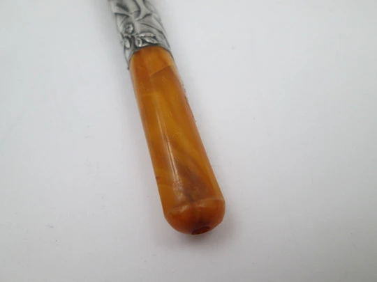 Boquilla para cigarrillos. Plata de ley, ámbar y cerco oro. Ninfa fluvial. Europa. 1900