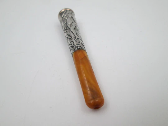 Boquilla para cigarrillos. Plata de ley, ámbar y cerco oro. Ninfa fluvial. Europa. 1900