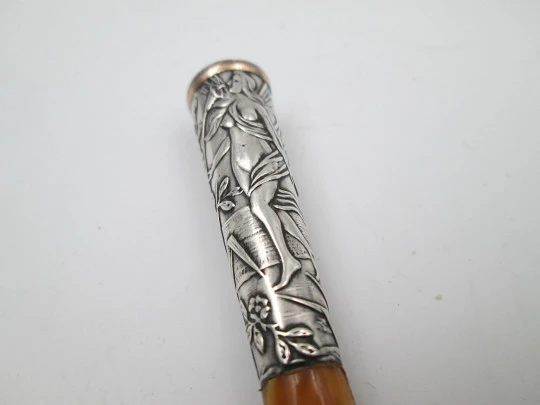 Boquilla para cigarrillos. Plata de ley, ámbar y cerco oro. Ninfa fluvial. Europa. 1900