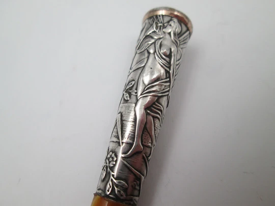 Boquilla para cigarrillos. Plata de ley, ámbar y cerco oro. Ninfa fluvial. Europa. 1900