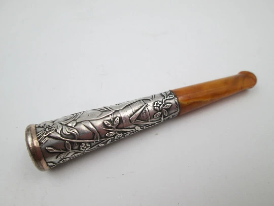 Boquilla para cigarrillos. Plata de ley, ámbar y cerco oro. Ninfa fluvial. Europa. 1900