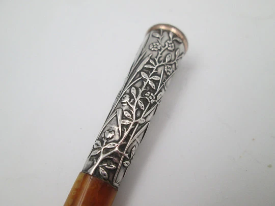 Boquilla para cigarrillos. Plata de ley, ámbar y cerco oro. Ninfa fluvial. Europa. 1900