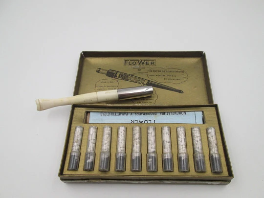 Boquilla retráctil para cigarrillos Flower. Plata de ley y ebonita blanca. Caja y filtros. 1960