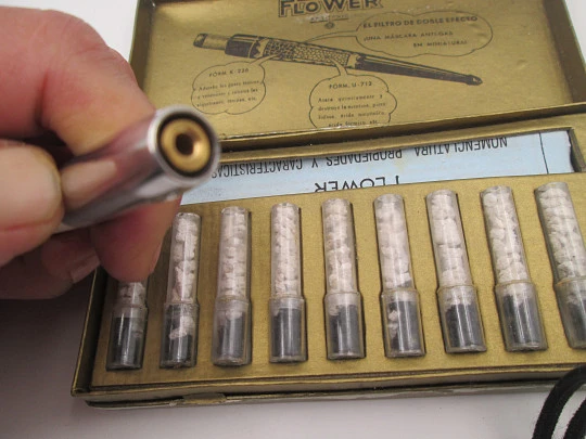 Boquilla retráctil para cigarrillos Flower. Plata de ley y ebonita blanca. Caja y filtros. 1960