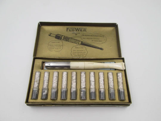 Boquilla retráctil para cigarrillos Flower. Plata de ley y ebonita blanca. Caja y filtros. 1960