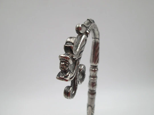 Botafumeiro en miniatura con soporte. Metal plateado. Conchas y cruces de Santiago. 1990
