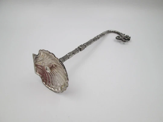 Botafumeiro en miniatura con soporte. Metal plateado. Conchas y cruces de Santiago. 1990
