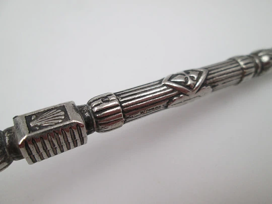 Botafumeiro en miniatura con soporte. Metal plateado. Conchas y cruces de Santiago. 1990