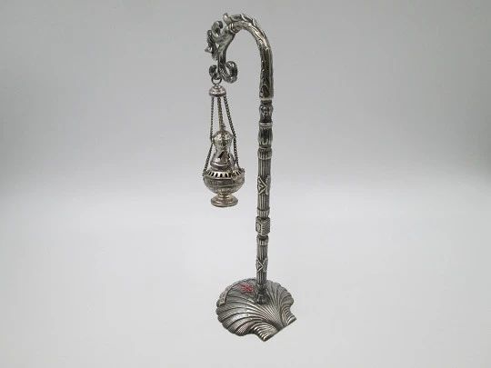 Botafumeiro en miniatura con soporte. Metal plateado. Conchas y cruces de Santiago. 1990