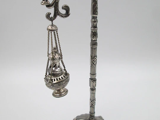 Botafumeiro en miniatura con soporte. Metal plateado. Conchas y cruces de Santiago. 1990