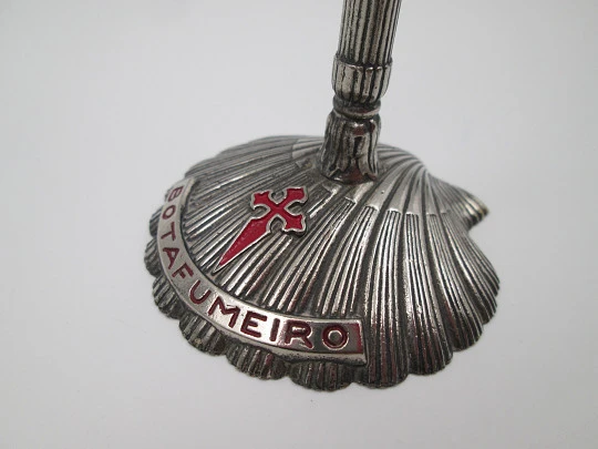 Botafumeiro en miniatura con soporte. Metal plateado. Conchas y cruces de Santiago. 1990