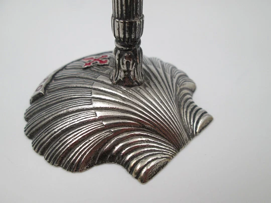 Botafumeiro en miniatura con soporte. Metal plateado. Conchas y cruces de Santiago. 1990