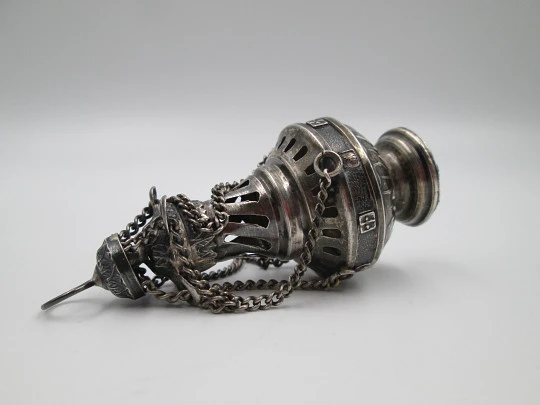 Botafumeiro en miniatura. Plata de ley. Motivos de conchas y cruces de Santiago. 1990 Botafumeiro en miniatura. Plata de ley. Motivos de conchas y cruces de Santiago. 1990