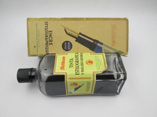 Botella de tinta azul negra Pelikan. Cristal y tapa resina oscura. Caja cartón. 1980