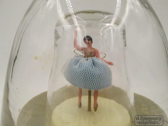 Botella musical. Destilería Lucas Bols. Años 50. Cuerda. Bailarina