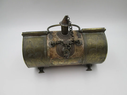 Botijo artesanal horizontal de boda (colcho). Latón repujado con motivos florales y corcho