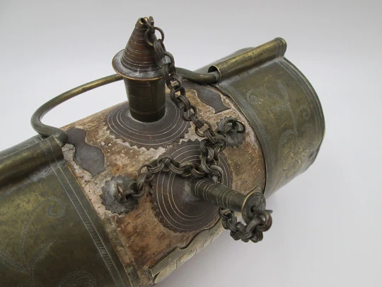 Botijo artesanal horizontal de boda (colcho). Latón repujado con motivos florales y corcho