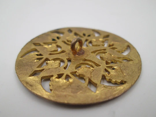 Botón calado circular. Metal dorado y esmalte de colores. Motivos florales. 1970
