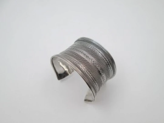 Brazalete ancho mujer. Plata de ley 925. Grabados geométricos. Años 90