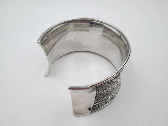 Brazalete ancho mujer. Plata de ley 925. Grabados geométricos. Años 90