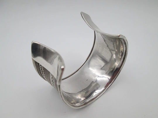 Brazalete ancho mujer. Plata de ley 925. Grabados geométricos. Años 90