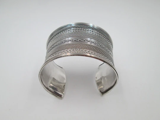 Brazalete ancho mujer. Plata de ley 925. Grabados geométricos. Años 90