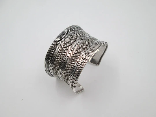 Brazalete ancho mujer. Plata de ley 925. Grabados geométricos. Años 90