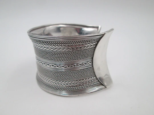 Brazalete ancho mujer. Plata de ley 925. Grabados geométricos. Años 90