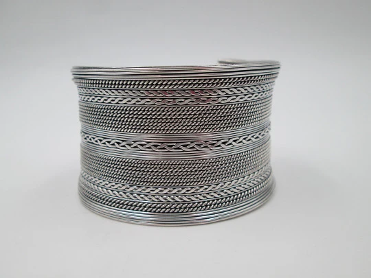 Brazalete ancho mujer. Plata de ley 925. Grabados geométricos. Años 90