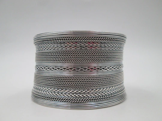 Brazalete ancho mujer. Plata de ley 925. Grabados geométricos. Años 90