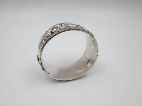 Brazalete ancho mujer. Plata de ley. Espigas y frutas en relieve. Cenefa nielada. Europa. 1970