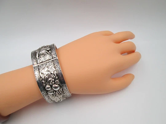 Brazalete ancho mujer. Plata de ley. Espigas y frutas en relieve. Cenefa nielada. Europa. 1970