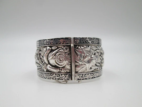 Brazalete ancho mujer. Plata de ley. Espigas y frutas en relieve. Cenefa nielada. Europa. 1970