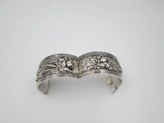 Brazalete ancho mujer. Plata de ley. Espigas y frutas en relieve. Cenefa nielada. Europa. 1970