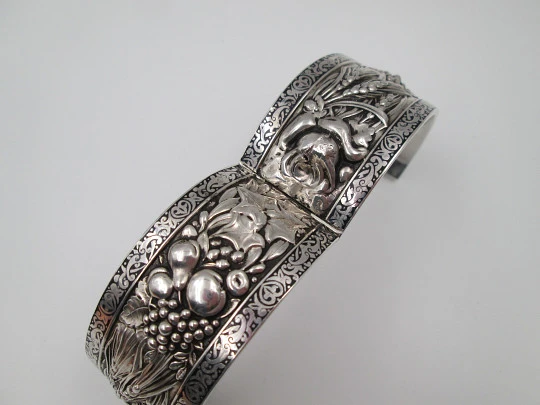 Brazalete ancho mujer. Plata de ley. Espigas y frutas en relieve. Cenefa nielada. Europa. 1970