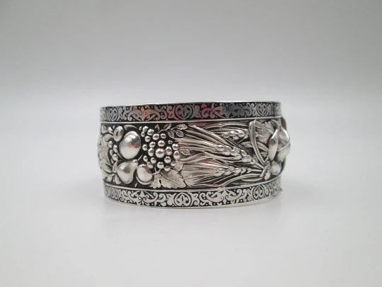 Brazalete ancho mujer. Plata de ley. Espigas y frutas en relieve. Cenefa nielada. Europa. 1970